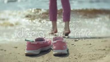 沙滩上的夏鞋.. 在沙滩上散步跳舞的女孩